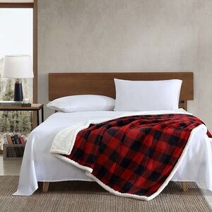 EDDIE BAUER • Cabin Plaid Sherpa Throw